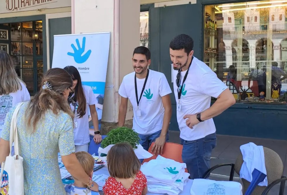 Equipo de Proyecto Hombre Huesca en una actividad de sensibilización